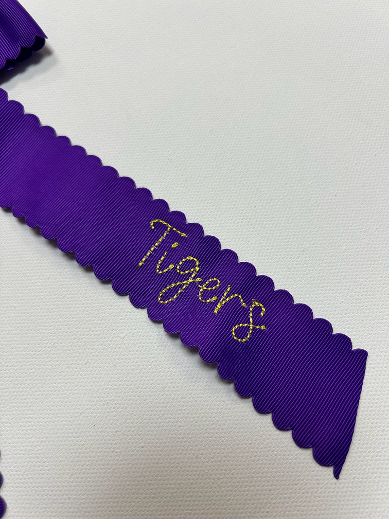 Load image into Gallery viewer, Long Tail Scalloped Bows Embroidered
